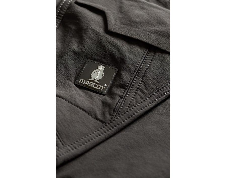 Shorts ACCELERATE grün